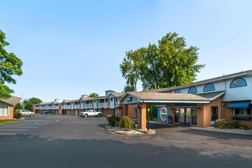 Best Western River Terrace Cheboygan Exterior foto
